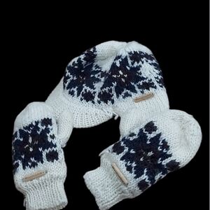 Moonshadow cream color wool acrylic blend snowflake hat and Mittens set OS